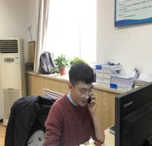 beat365英国官网网站侯勇老师和受资助学生家庭2