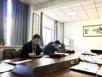 beat365英国官网网站领导为获奖学生写喜报